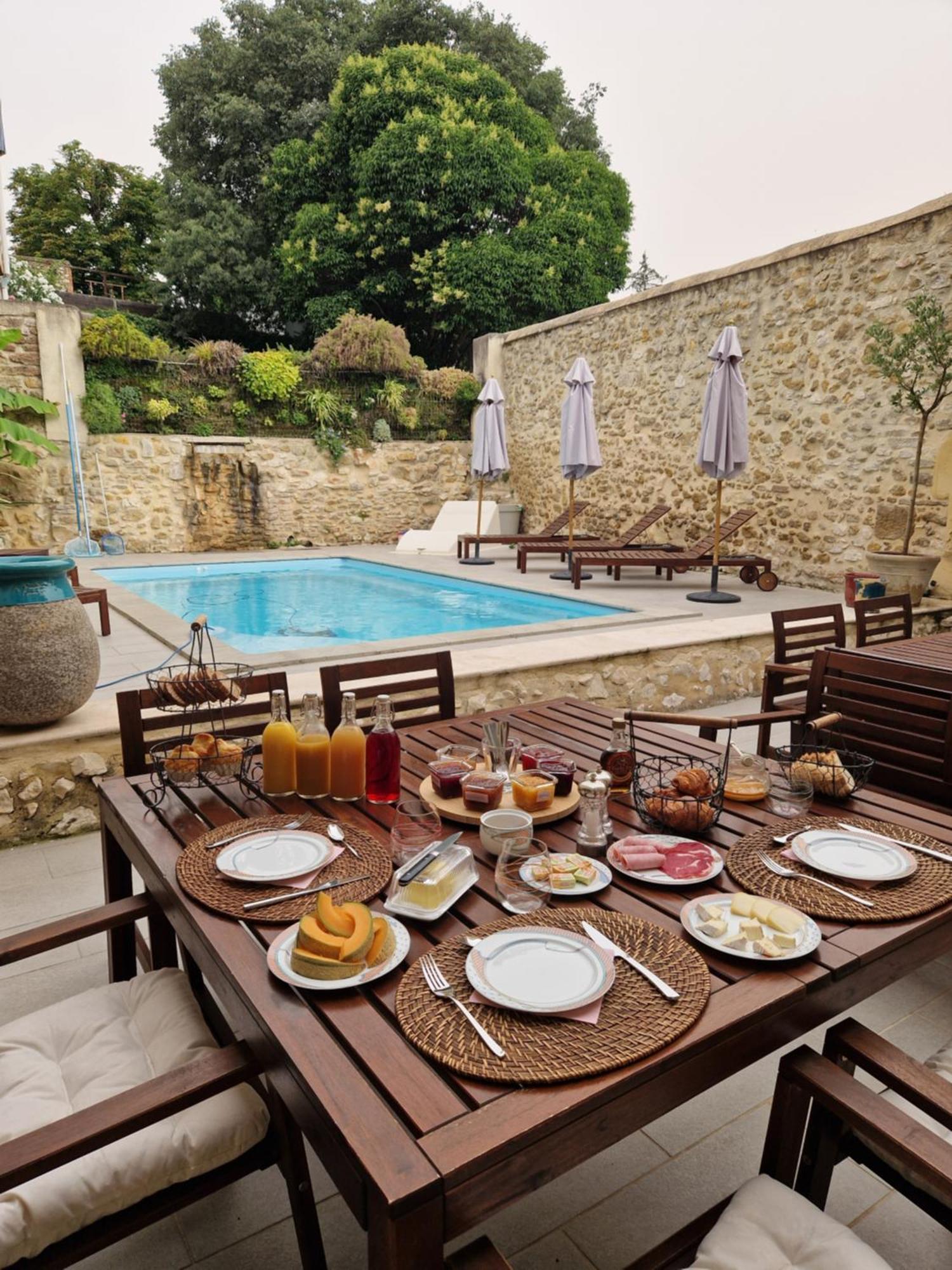 La Maison De Livia, Gite, Chambres Et Table D'Hotes Sauzet (Gard) 外观 照片